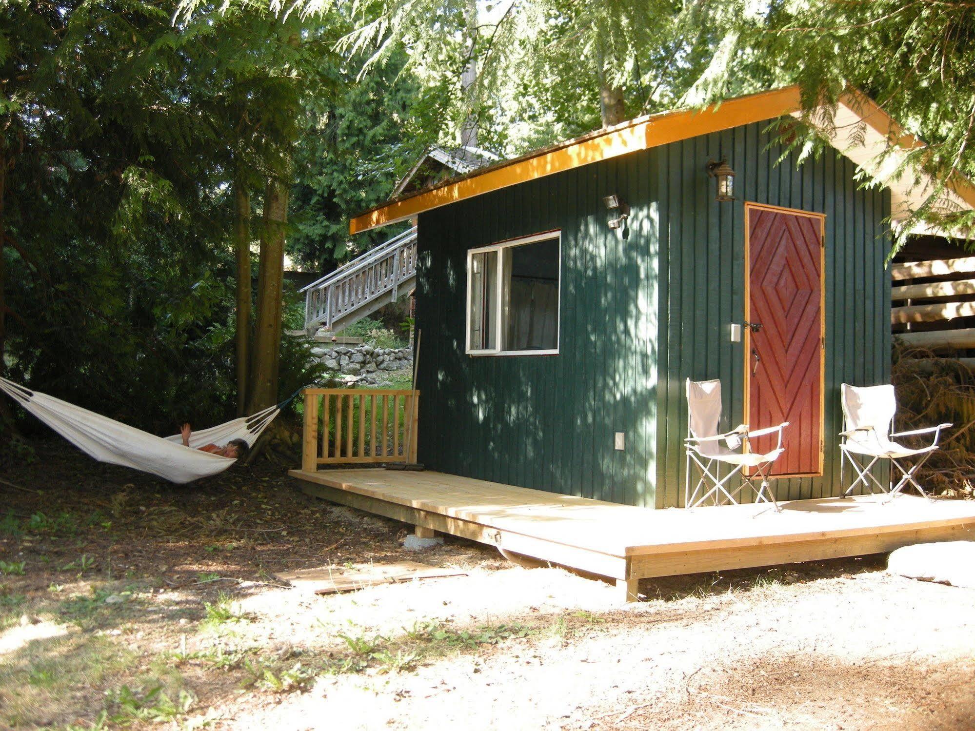 Up The Creek Backpacker'S Lodge Roberts Creek Exterior photo