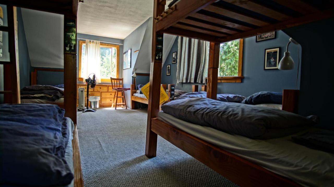 Up The Creek Backpacker'S Lodge Roberts Creek Exterior photo